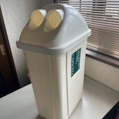70L 空き缶ゴミ箱　蓋付き
 の画像