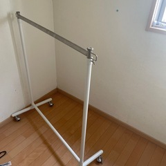 キャスター付き伸縮ハンガーラック差し上げます。の画像