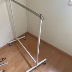 キャスター付き伸縮ハンガーラック差し上げます。の画像