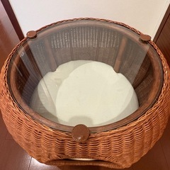ラタンガラステーブル（猫ハウス）　の画像