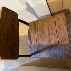 ダイニングテーブル　縦約70×横約70×高約75 　イス2脚付き　の画像