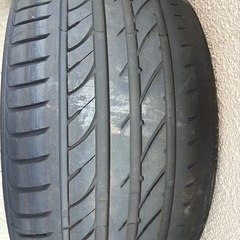 265/35/18タイヤの画像