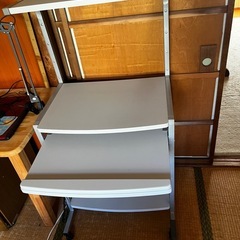 お譲り致します。パソコンデスクの画像
