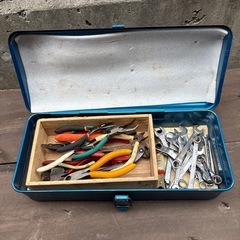 購入箱付きさまざまな工具セットの画像