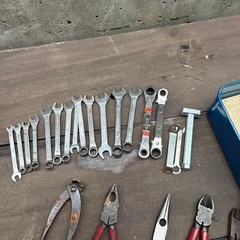 購入箱付きさまざまな工具セットの画像