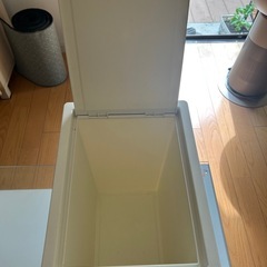 テーブル& ゴミ箱の画像