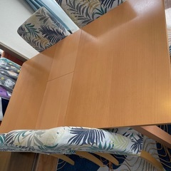 （受け渡し決定）30センチ伸ばせる　ダイニングテーブル と　IKEA　椅子4脚付の画像