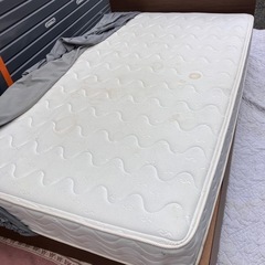 120×200 セミダブルベッド　マットレス汚れてますの画像