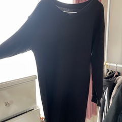 黒系ワンピース　ユニクロの画像