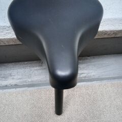 サドル　黒色　ママチャリの画像