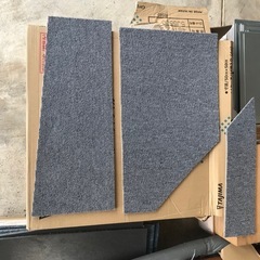 【無料０円】新品のタイルカーペットの端材２ケース分の画像