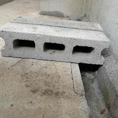 細長いコンクリートブロック２枚の画像