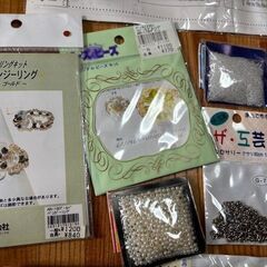 手芸用品まとめて！ビーズ指輪キット・テキスト・キーホルダーなどなど・・・の画像