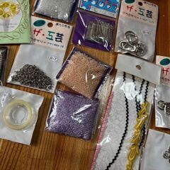 手芸用品まとめて！ビーズ指輪キット・テキスト・キーホルダーなどなど・・・の画像