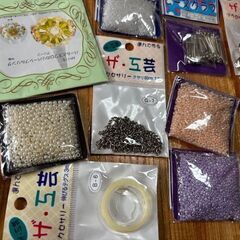 手芸用品まとめて！ビーズ指輪キット・テキスト・キーホルダーなどなど・・・の画像