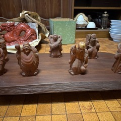 七福神の置物と龍の置物の画像
