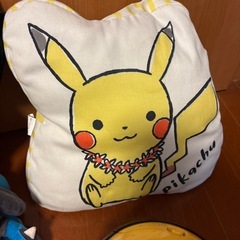 ポケモンクッションとぬいぐるみとUSJポップコーンバケツセットの画像