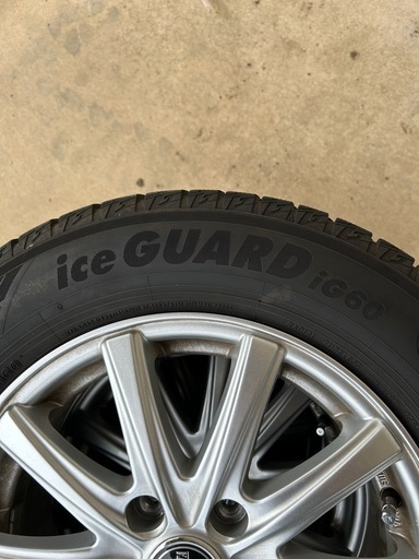 195/65R15 
スタッドレスタイヤ　ヨコハマタイヤ　iceGUARD iG60