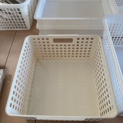 無印良品　横向きゴミ箱蓋2個　滑らないハンガー13本　プラカゴ6個の画像