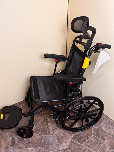 ちょっと変わった折り畳みリクライニング車椅子