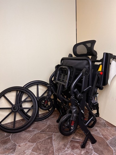 ちょっと変わった折り畳みリクライニング車椅子