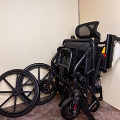 ちょっと変わった折り畳みリクライニング車椅子の画像