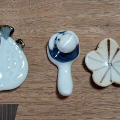 魚、狸、花の形の箸置き3つの画像