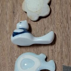 魚、狸、花の形の箸置き3つの画像
