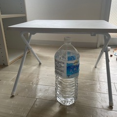 折りたたみテーブルの画像