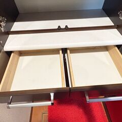 デザイン5段食器棚の画像
