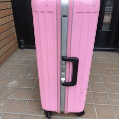 スーツケース　Ｍサイズ　1箇所キャスター付近割れあり　色：ピンクの画像