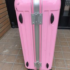 スーツケース　Ｍサイズ　1箇所キャスター付近割れあり　色：ピンクの画像