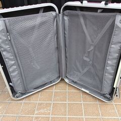 スーツケース　Ｍサイズ　1箇所キャスター付近割れあり　色：ピンクの画像