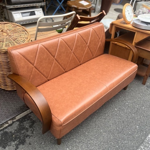 《売約済》【武蔵小山店】 アームチュロ ソファ 2人掛け ブラウン 木製アーム 合皮 北欧調 レトロ モダン リビングソファ カフェ風 sofa 2P 検） ソファ sofa 2人掛け 2P アームチュロ ブラウン 木製アーム 合皮 レザー 北欧 モダン ナチュラル カフェ風 レトロ インテリア リビング