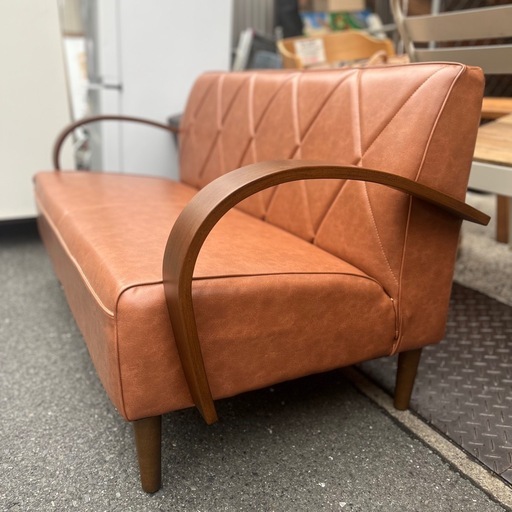 《売約済》【武蔵小山店】 アームチュロ ソファ 2人掛け ブラウン 木製アーム 合皮 北欧調 レトロ モダン リビングソファ カフェ風 sofa 2P 検） ソファ sofa 2人掛け 2P アームチュロ ブラウン 木製アーム 合皮 レザー 北欧 モダン ナチュラル カフェ風 レトロ インテリア リビング