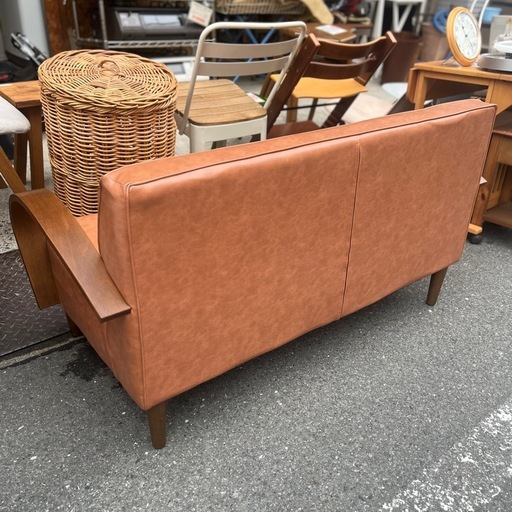 《売約済》【武蔵小山店】 アームチュロ ソファ 2人掛け ブラウン 木製アーム 合皮 北欧調 レトロ モダン リビングソファ カフェ風 sofa 2P 検） ソファ sofa 2人掛け 2P アームチュロ ブラウン 木製アーム 合皮 レザー 北欧 モダン ナチュラル カフェ風 レトロ インテリア リビング