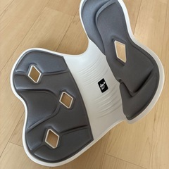 DEZIYUA（デズヤ） 骨盤サポートチェア 姿勢矯正 腰サポートの画像