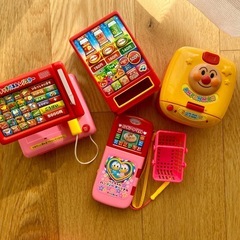 ままごとセット、エプロン付きの画像