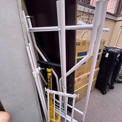 ダイソンV8、IH、ハンディ掃除機、ランドリーラック、コンロ奥すぺーすようスペース用棚、ダイソー積み重ね整理棚、木板の画像