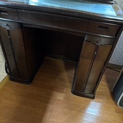 椅子と鏡付き化粧台ドレッサーの画像