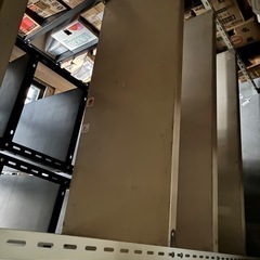 スチールラック・木箱の計2点の画像
