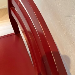 木製の赤いイスの画像