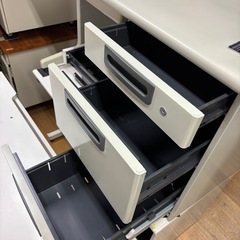 PLUS プラス 事務用デスク 収納付き 事務机 の画像
