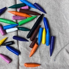 色鉛筆とクーピーの画像