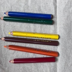 色鉛筆とクーピーの画像