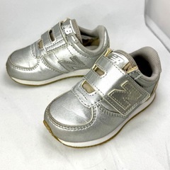 NB 220 シルバー 13cm 女の子向け キラキラ靴の画像
