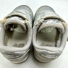 NB 220 シルバー 13cm 女の子向け キラキラ靴の画像