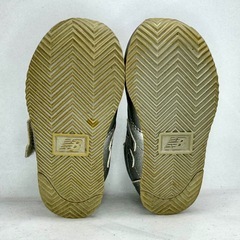 NB 220 シルバー 13cm 女の子向け キラキラ靴の画像