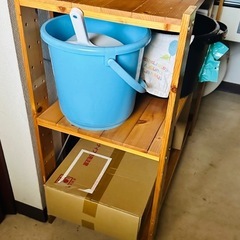【お話中】
木製の棚の画像