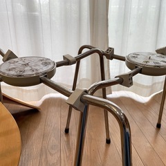 壊れたヤコブセンのチェアの画像